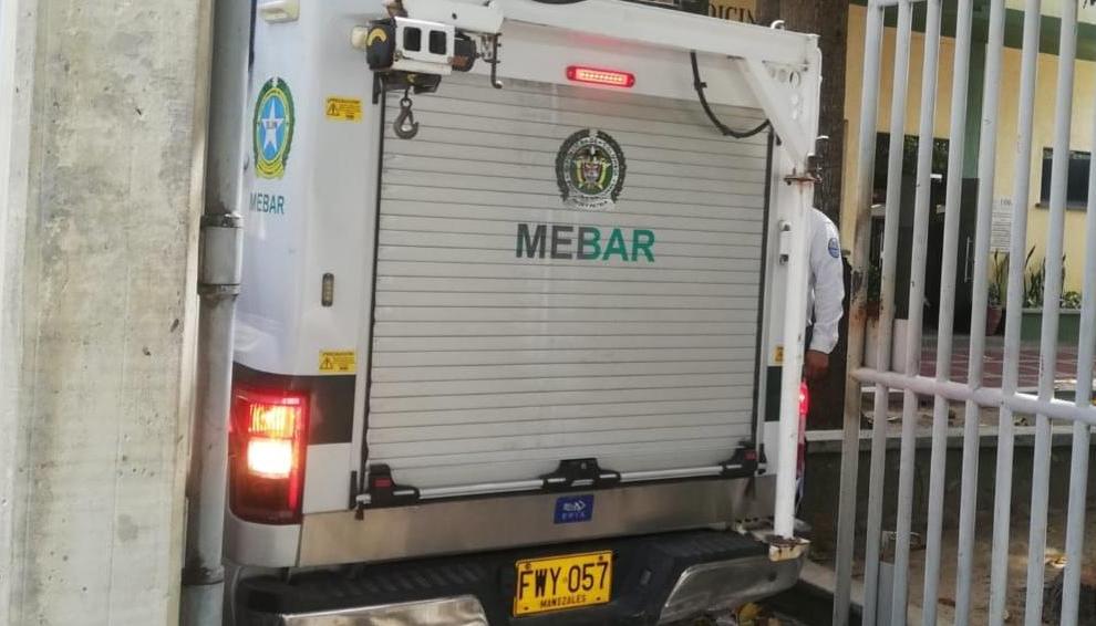 La Sijin de la Policía ingresando un cuerpo a Medicina Legal, en Barranquilla. 