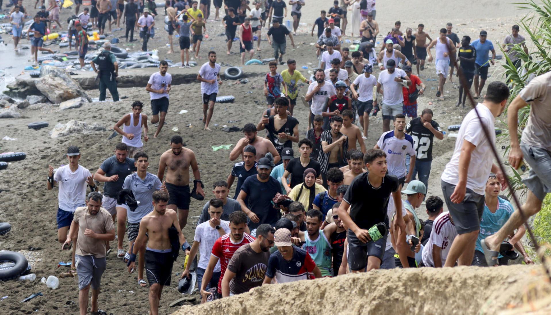 Migrantes accediendo a territorio español.