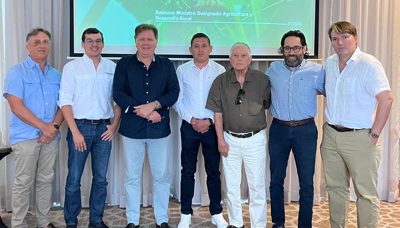 El ministro de Agricultura designado, Indalecio Dangond, con el gremio bananero. 