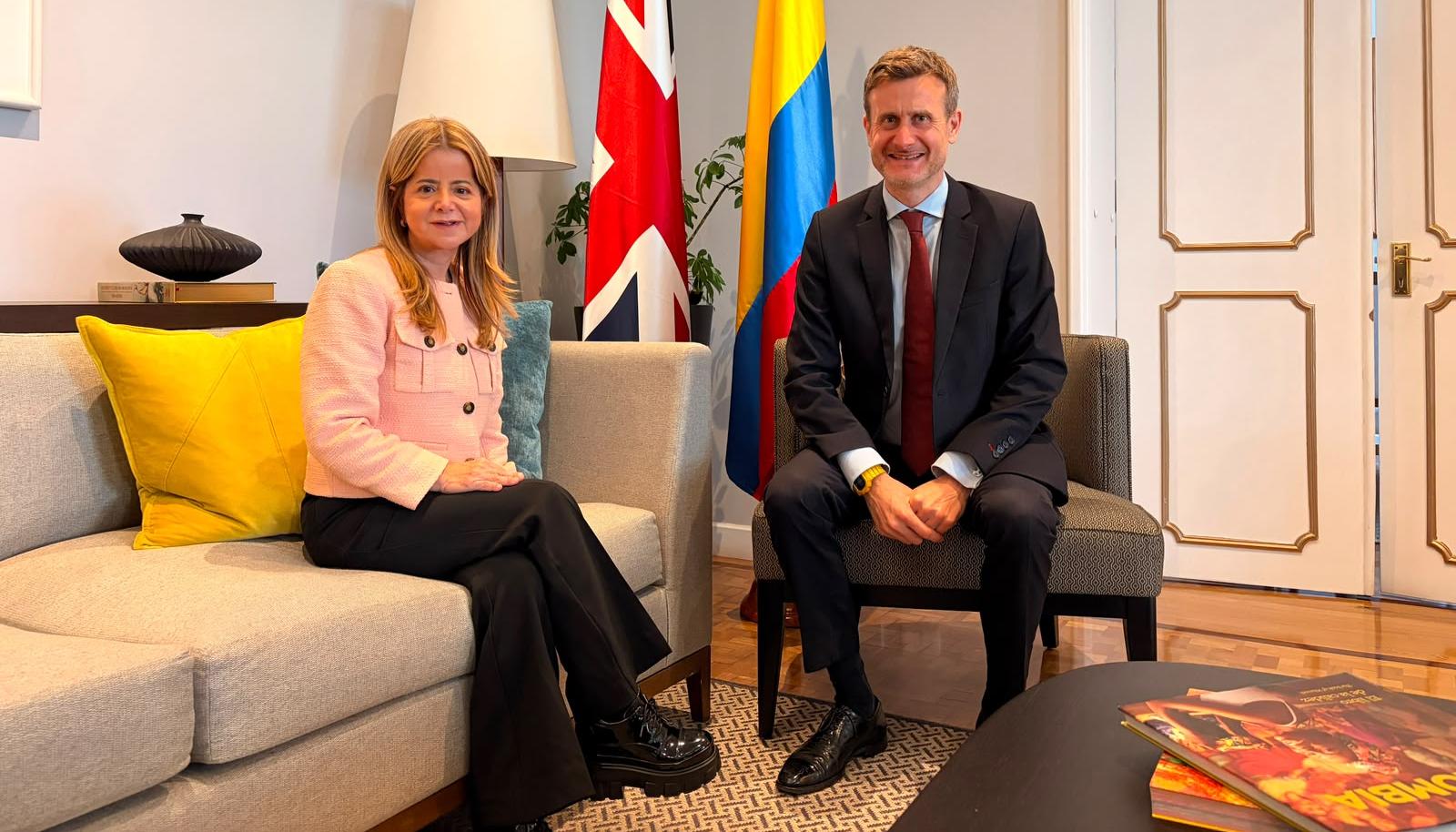 La Ministra de Transporte designada, Elsa Noguera, y el embajador del Reino Unido en Colombia, George Hodgson.