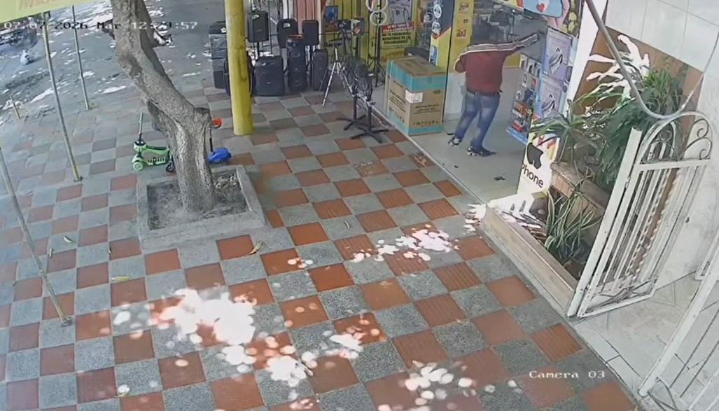 Momento en que el extorsionista realizó los disparos al negocio. 