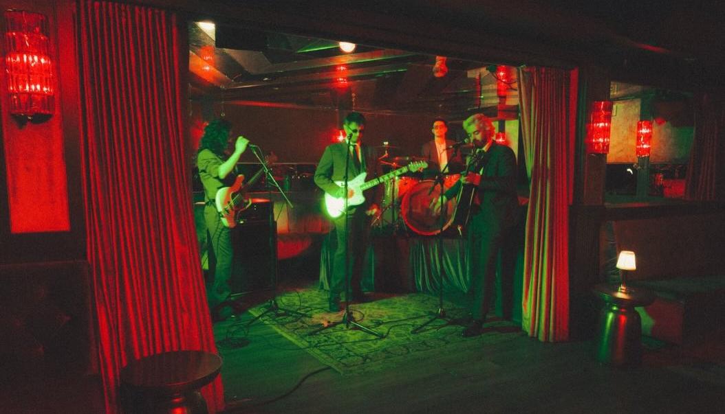 La agrupación Morat lanzó la campaña 'El traje que te traje' para sus conciertos de 'Ya es mañana'.