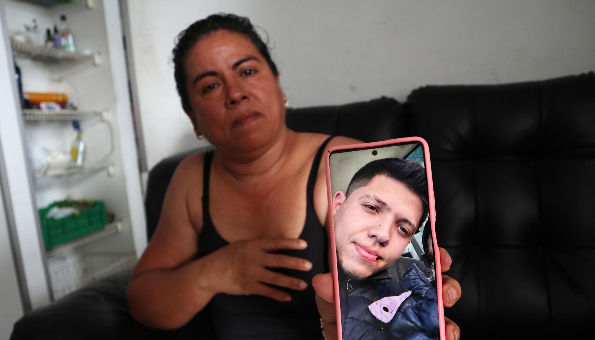 Nayibe Ayala muestra una foto de su vecino, Johan Sebastián Durán Guerrero.