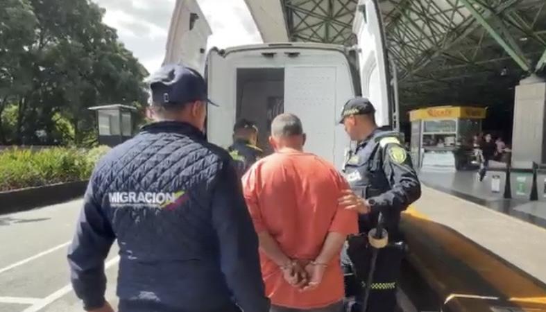 El extranjero capturado.