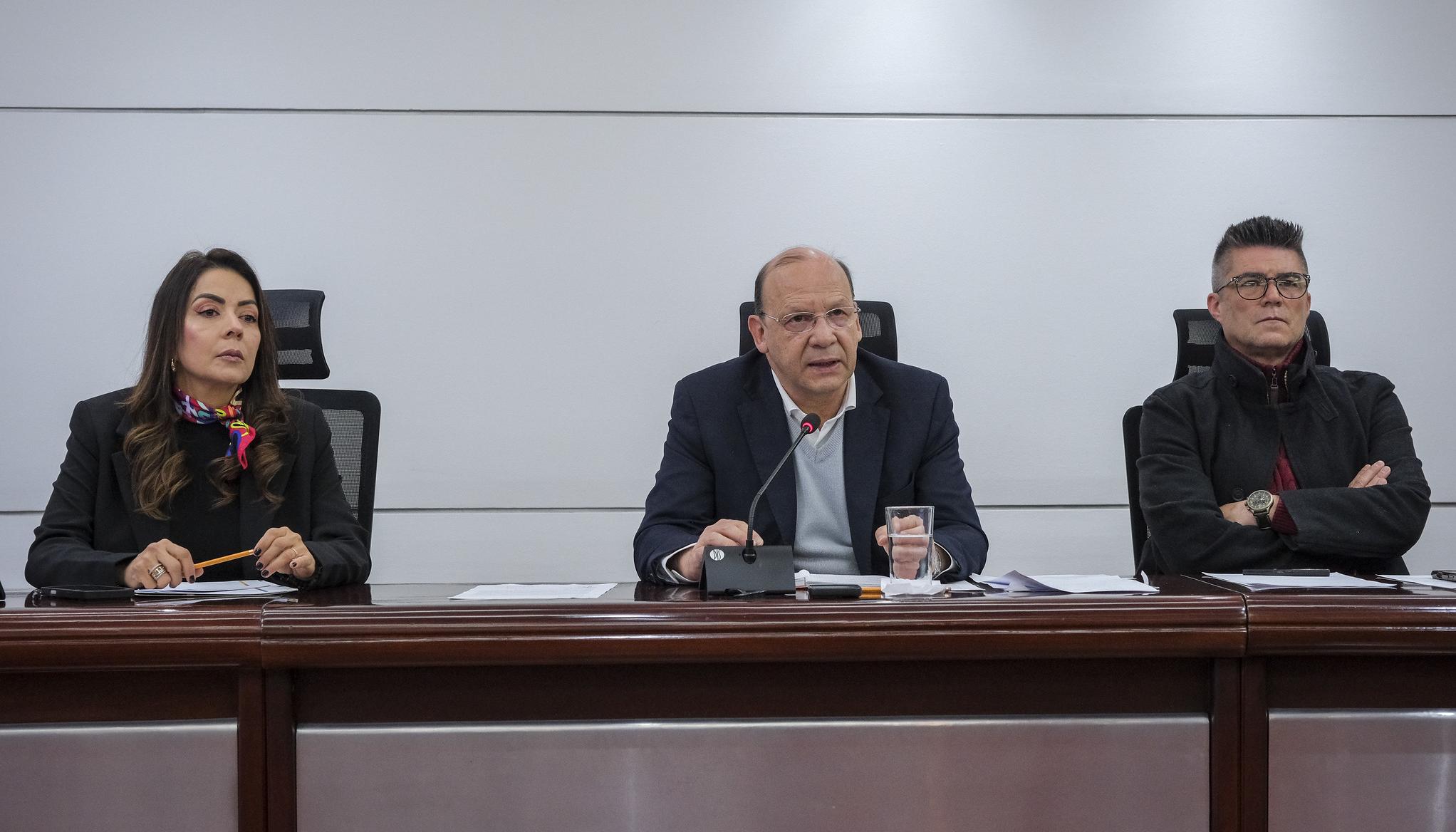 El ministro de Hacienda, Germán Ávila, fue el encargado de hacer el anuncio sobre la suspensión de las mesas. 