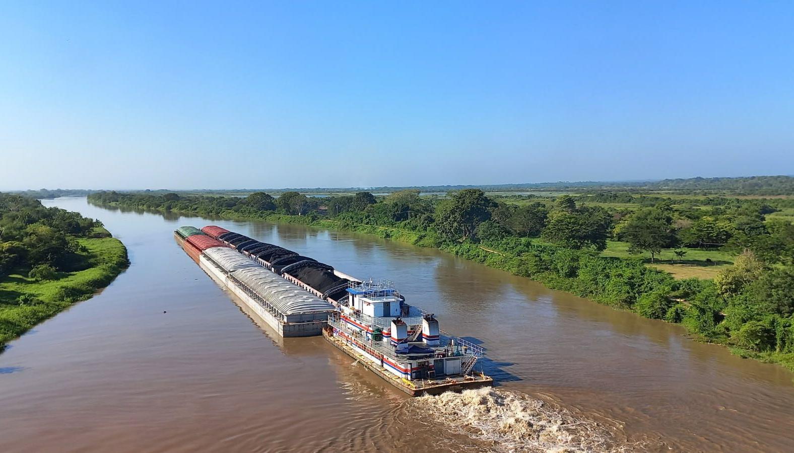 Embarcaciones por su paso en el Canal del Dique.