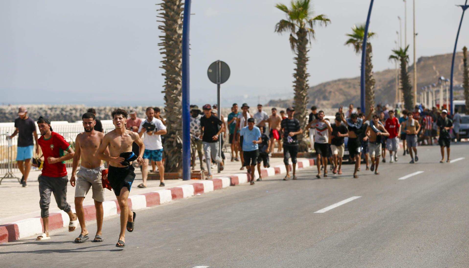 Numerosas personas transitan las calles de la ciudad marroquí de Castillejos para dirigirse a la frontera con Ceuta.