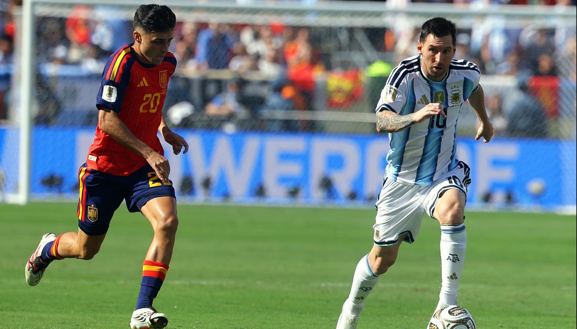 Pedri marcando a Messi.