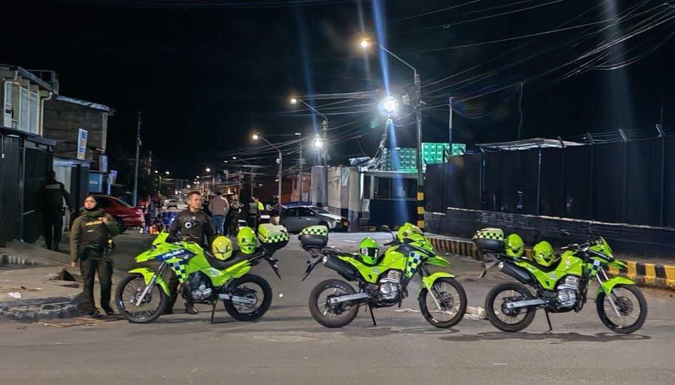 Policía en las afueras de las instalaciones de Postobón.