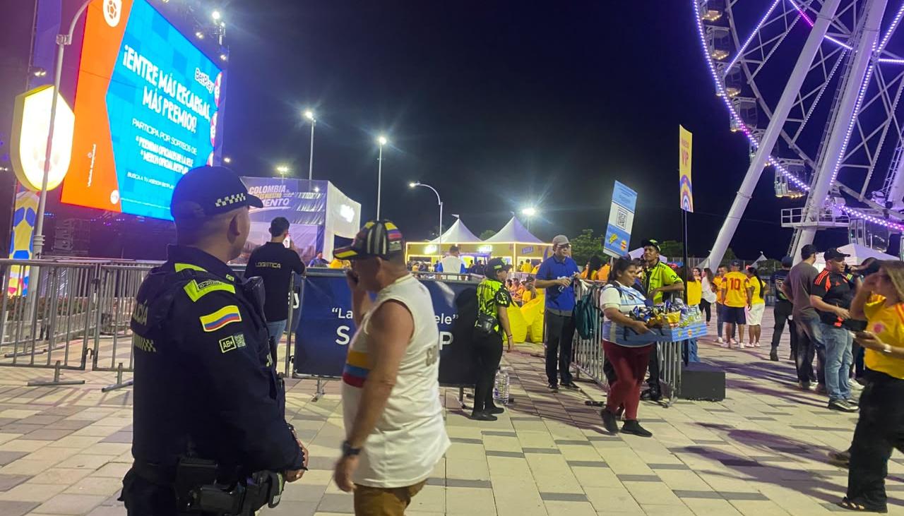 Policía en un fan zone.