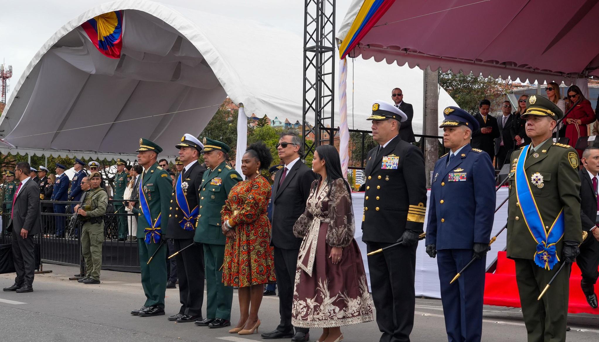 Presidente Gustavo Petro encabezando el desfile con los altos mandos militares. 