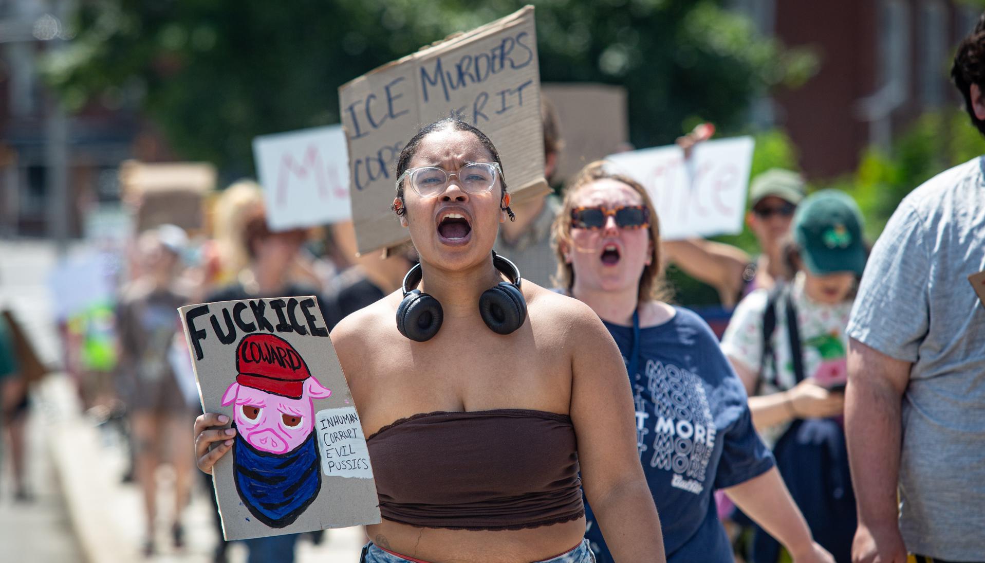 Manifestantes en contra de ICE. 