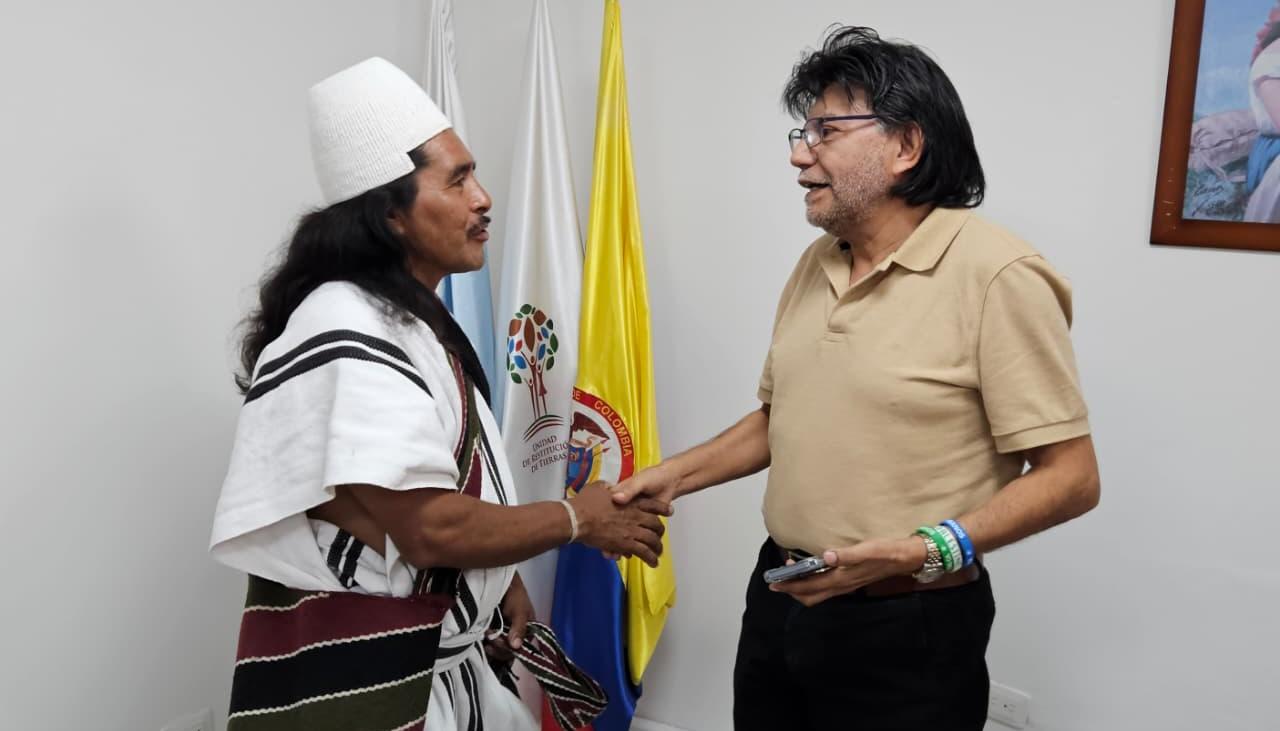 Representante de las comunidades indígenas con el director territorial de la URT, José Humberto Torres.
