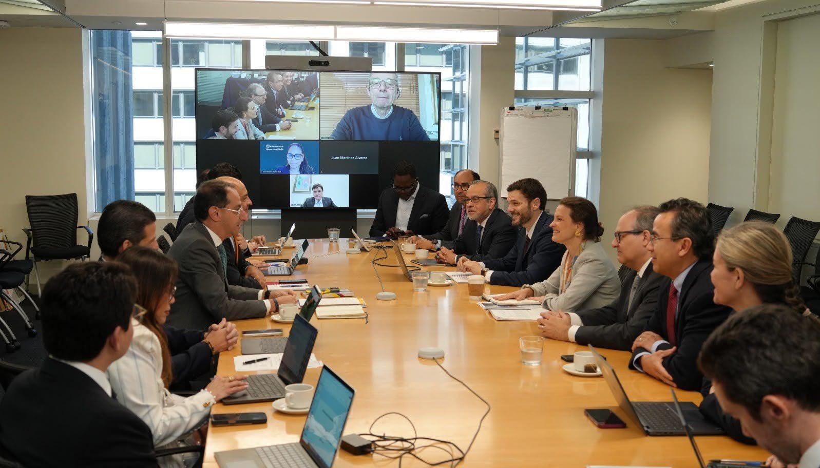 El vicepresidente electo, José Manuel Restrepo en la reunión con el Grupo Banco Mundial. 