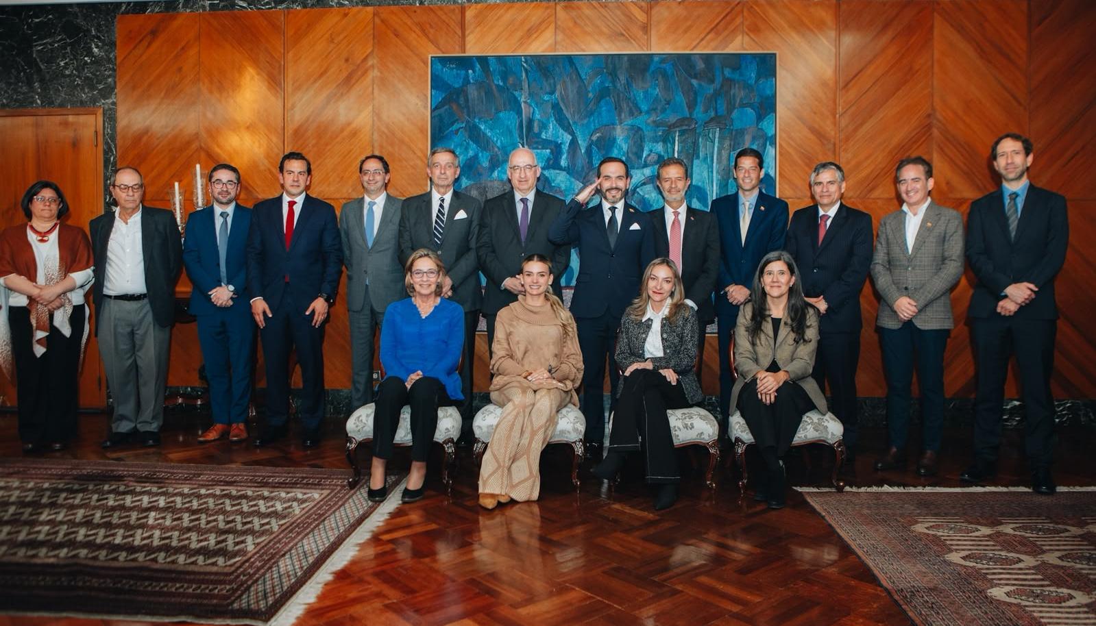 Reunión entre Abelardo De La EspriellaReunión entre Abelardo De La Espriella, su equipo y la junta directiva del Banco de la República., su equipo y la junta directiva del Banco de la República