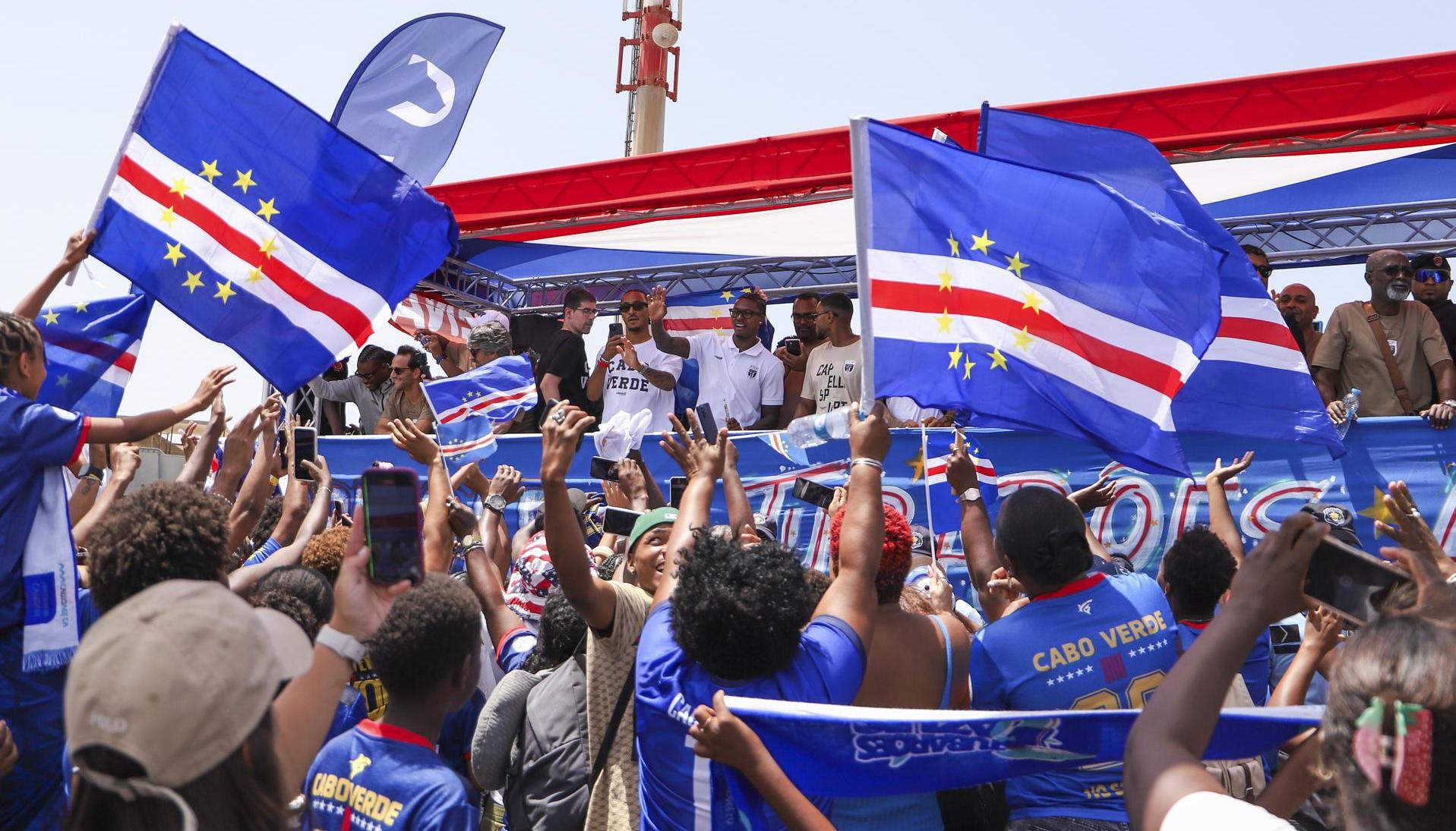 Selección de Cabo verde llegando al aeropuerto de Praia