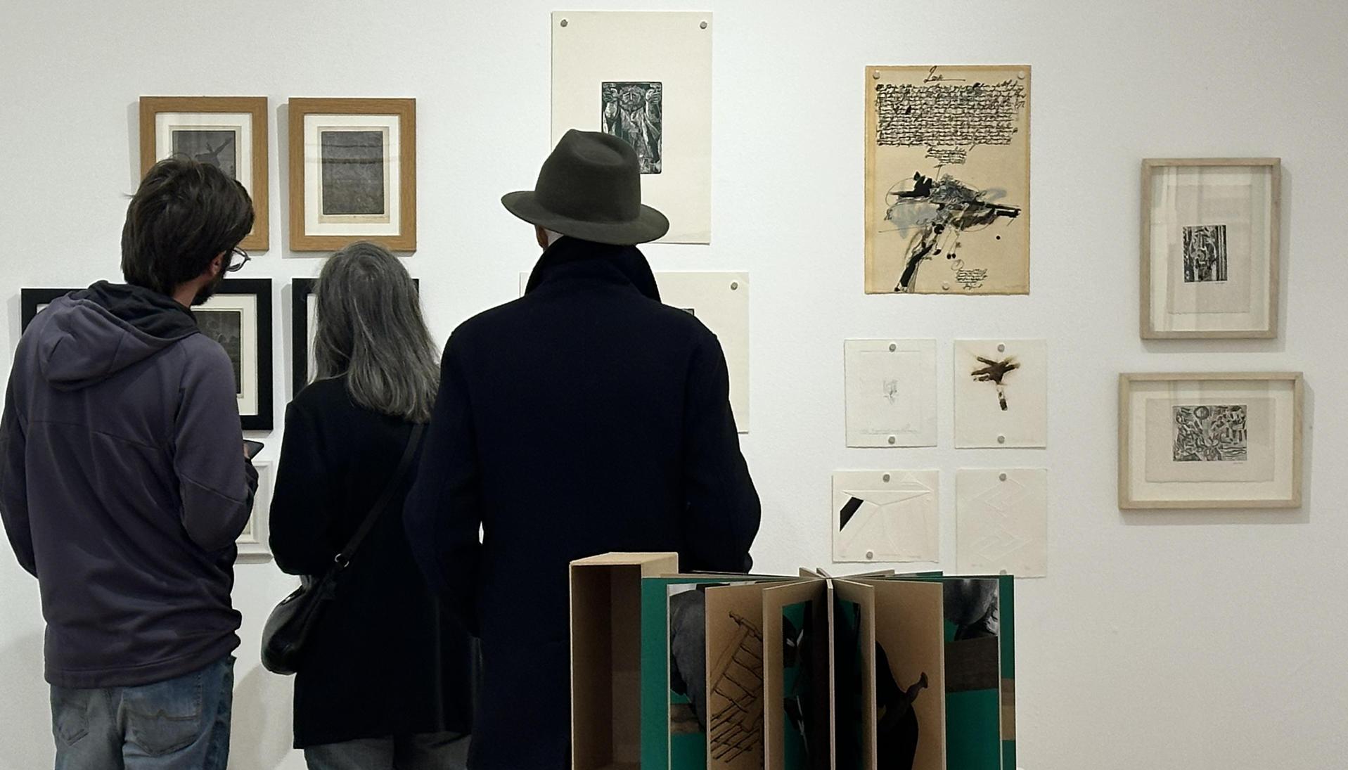La exposición y subasta se llama 'Grabados y Múltiples'.