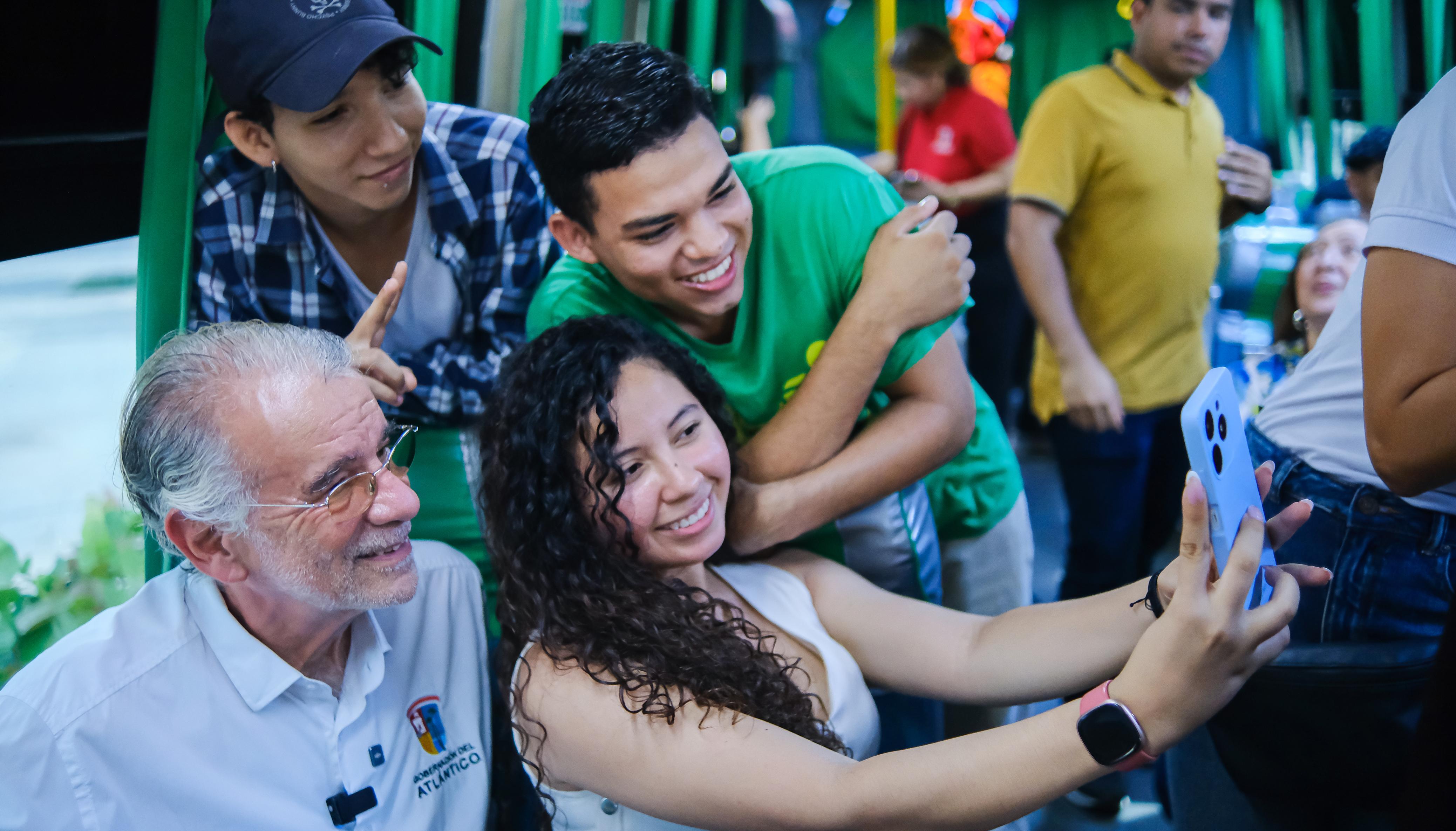 El gobernador del Atlántico, Eduardo Verano, con jóvenes beneficiarios del programa
