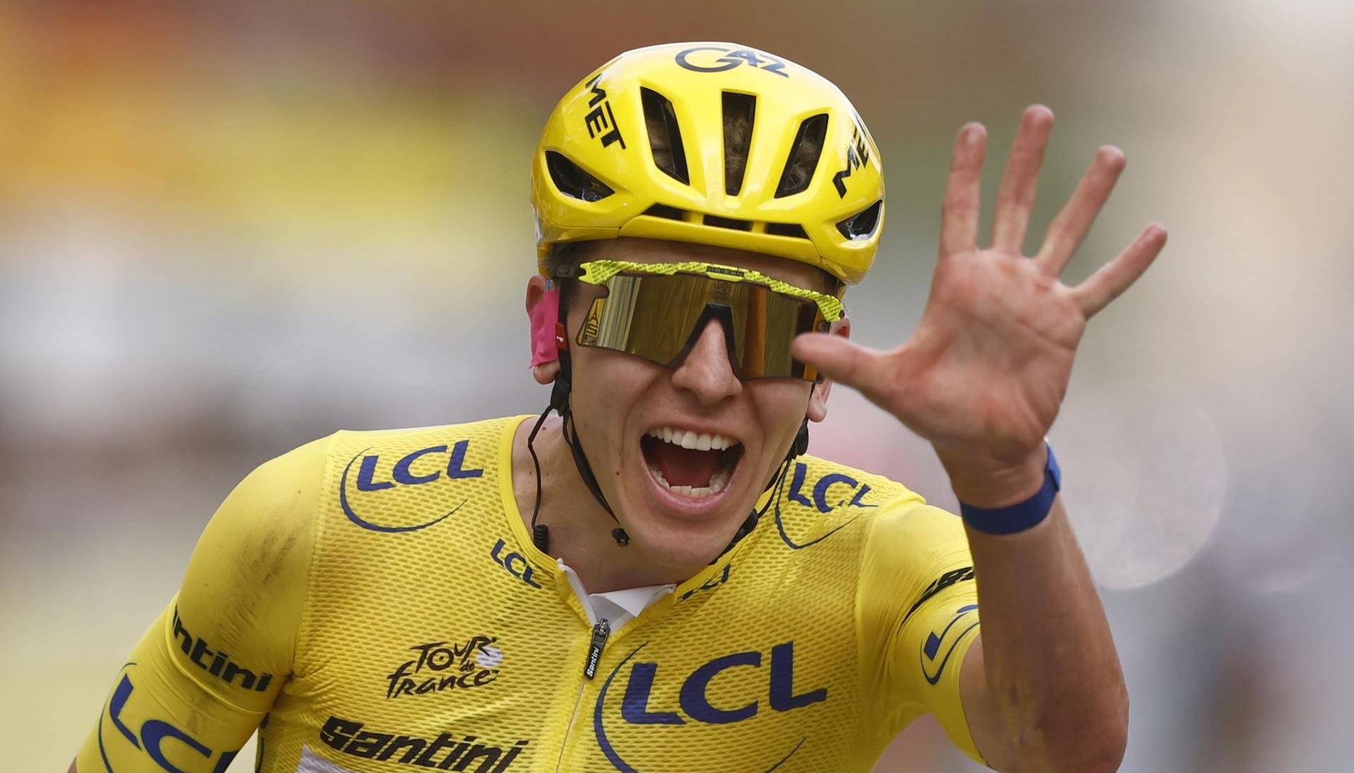 Tadej Pogacar celebra la conquista de su quinto título del Tour de Francia