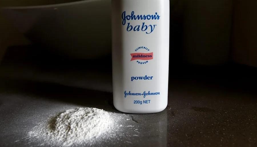 Talco de bebé de Johnson & Johnson.