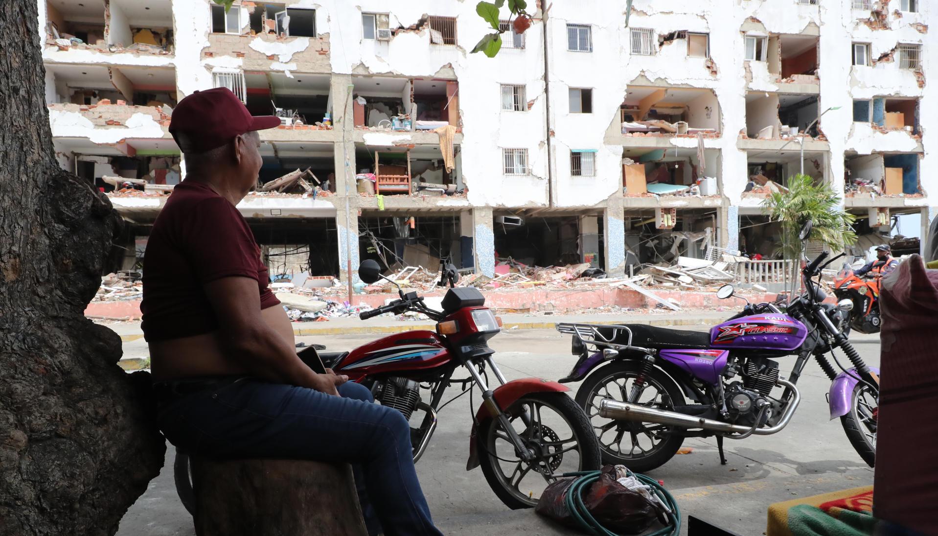 Una persona observa unos edificios destruidos por los terremotos del pasado 24 de junio. 