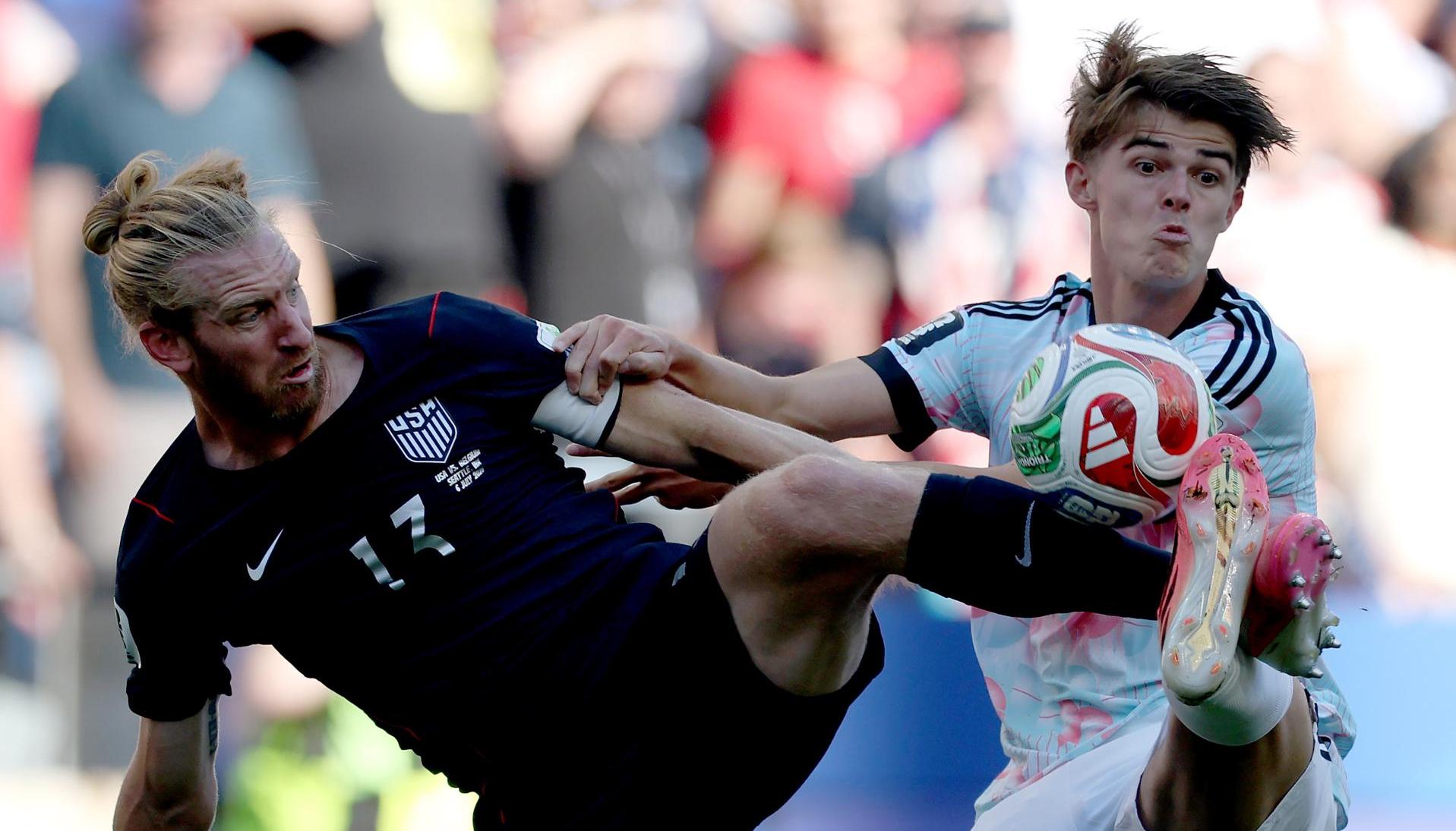 Tim Ream (i) de Estados Unidos, y Charles De Ketelaere, de Bélgica, en acción 