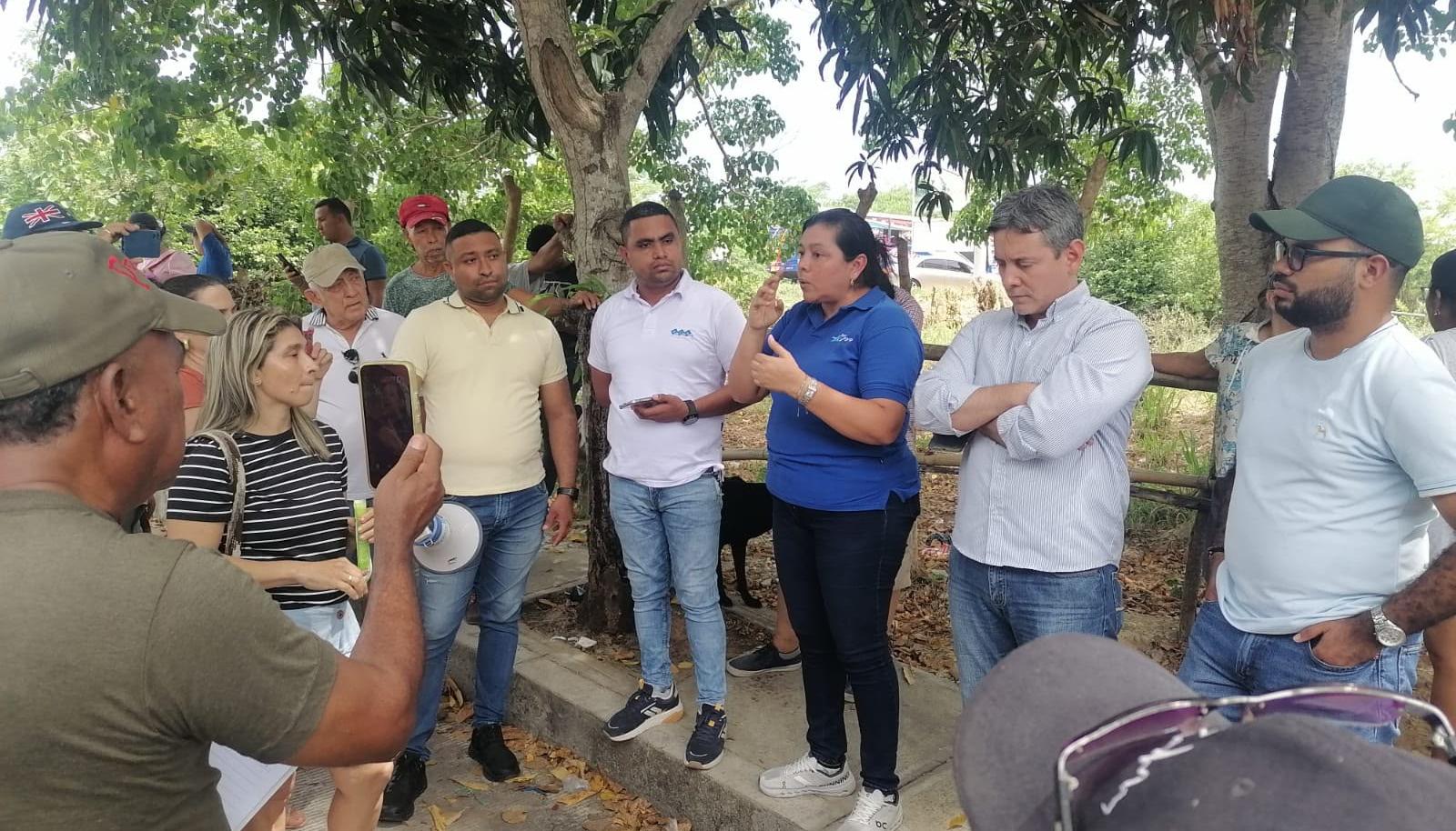 Reunión sostenida entre funcionarios de Triple A y la comunidad. 