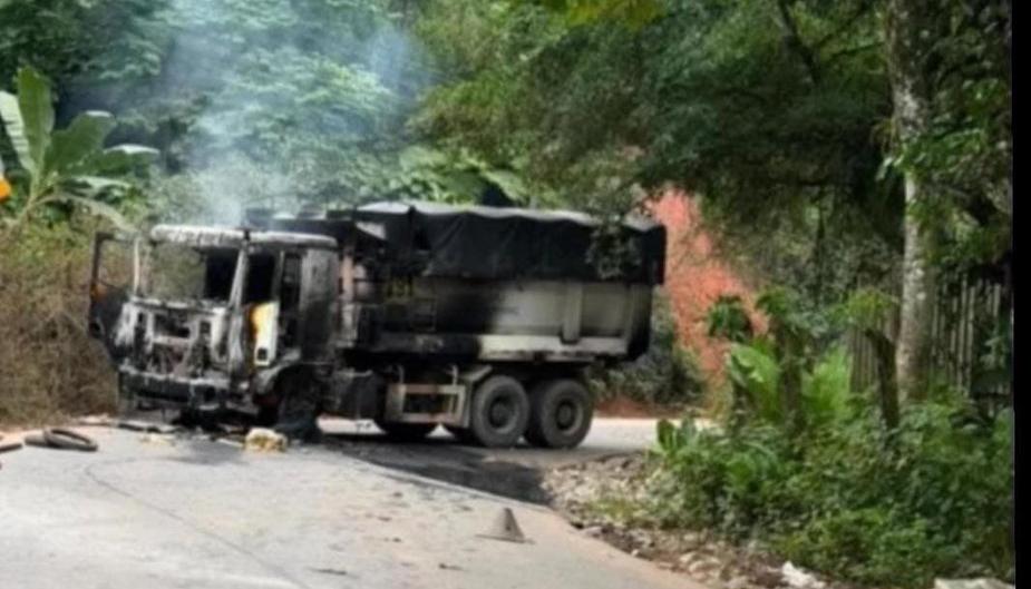 Un camión quemado en medio de la asonada