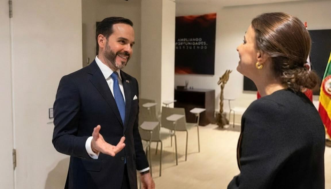 Abelardo De La Espriella reunido con Susana Cordeiro Guerra,