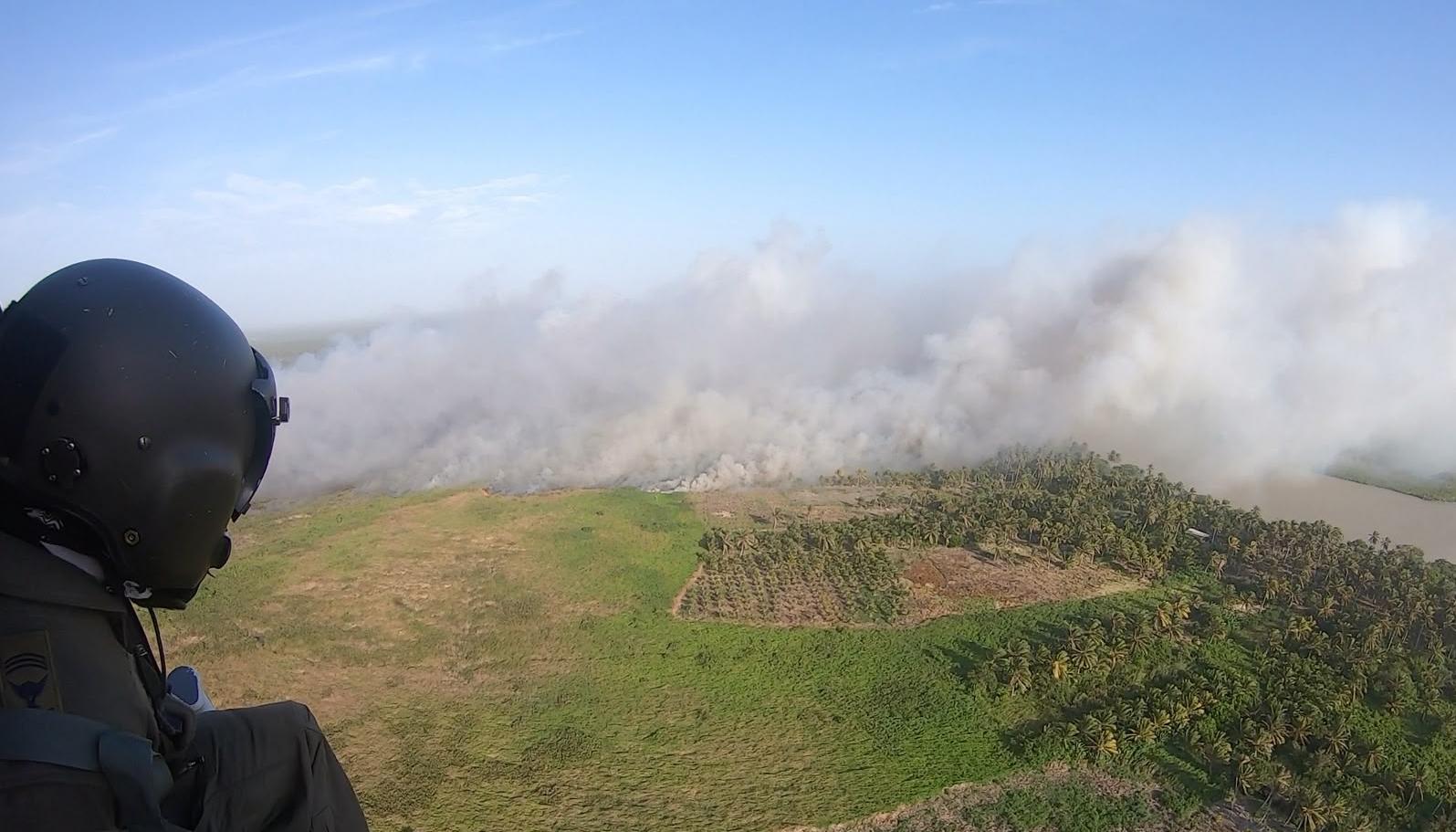 Fuerza Aeroespacial trabajando en la zona del incendio en Isla Salamanca