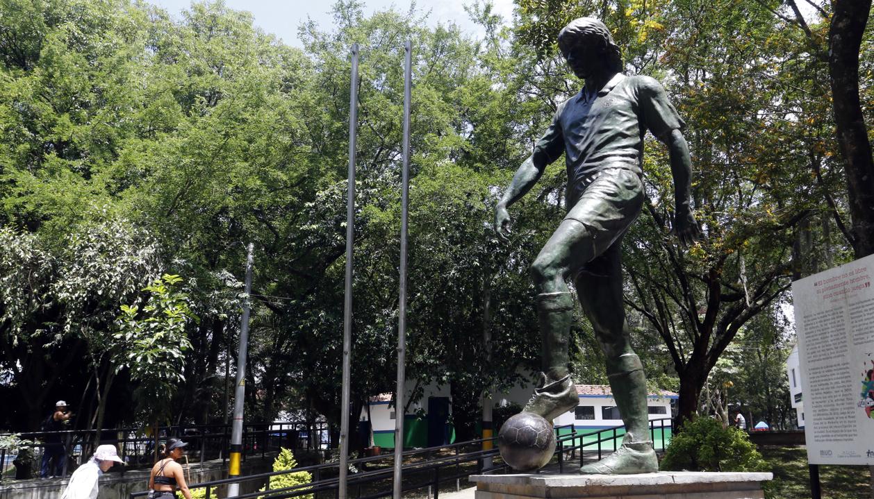 Escultura en honor al futbolista antioqueño Andrés Ecobar, en Medellín.