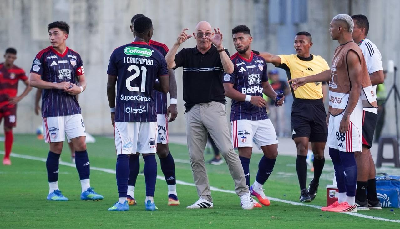 El técnico del Junior, Alfredo Arias, entrega indicaciones a sus jugadores.