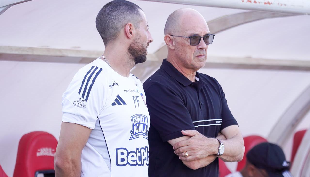 Alfredo Arias, técnico del Junior, en compañía del preparador físico Ignacio Berriel.