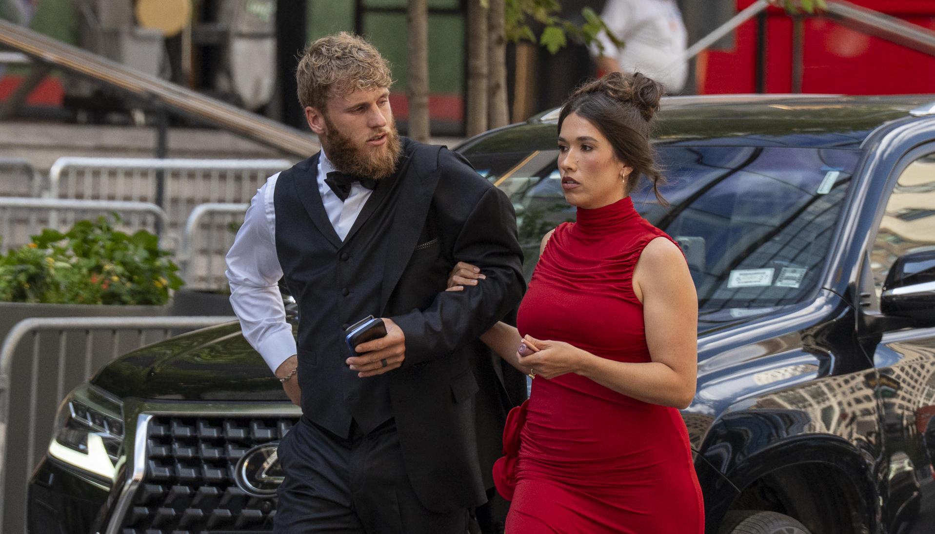 El jugador de fútbol americano Cooper Kupp y su esposa Anna Marie Kupp llegan al matrimonio. 