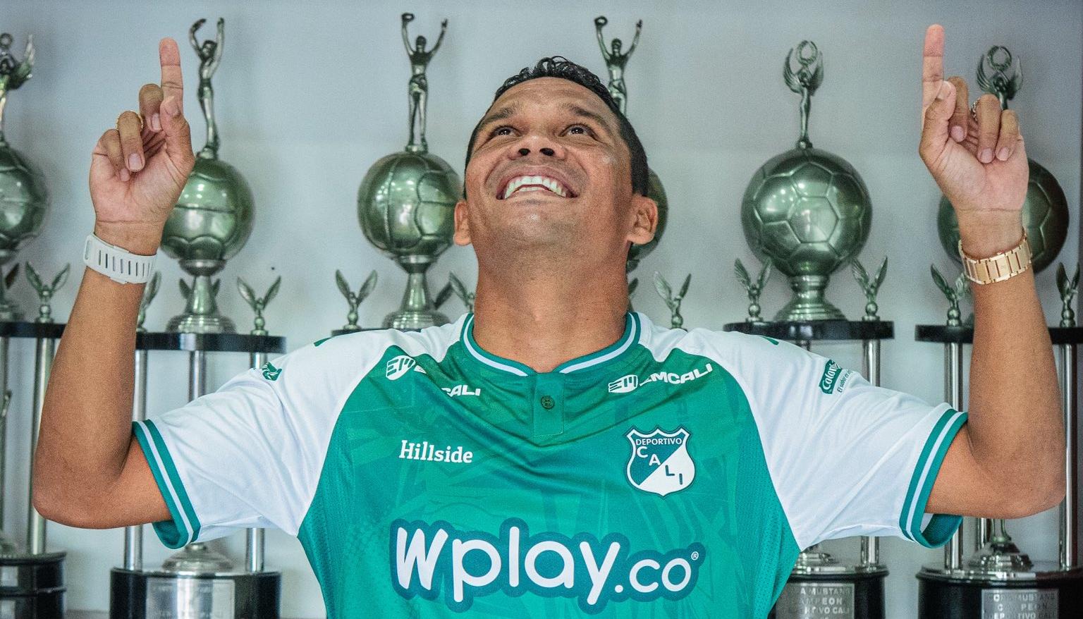 Carlos Bacca con la camiseta de su nuevo equipo. 