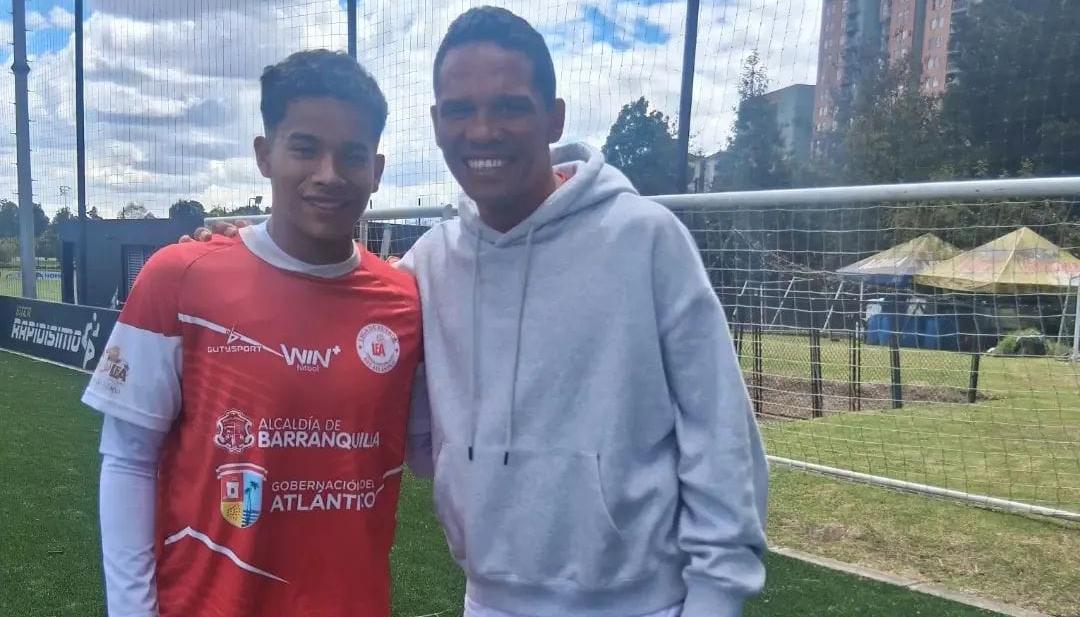 Carlos Daniel Bacca y su padre, quien lo acompaña en Bogotá.