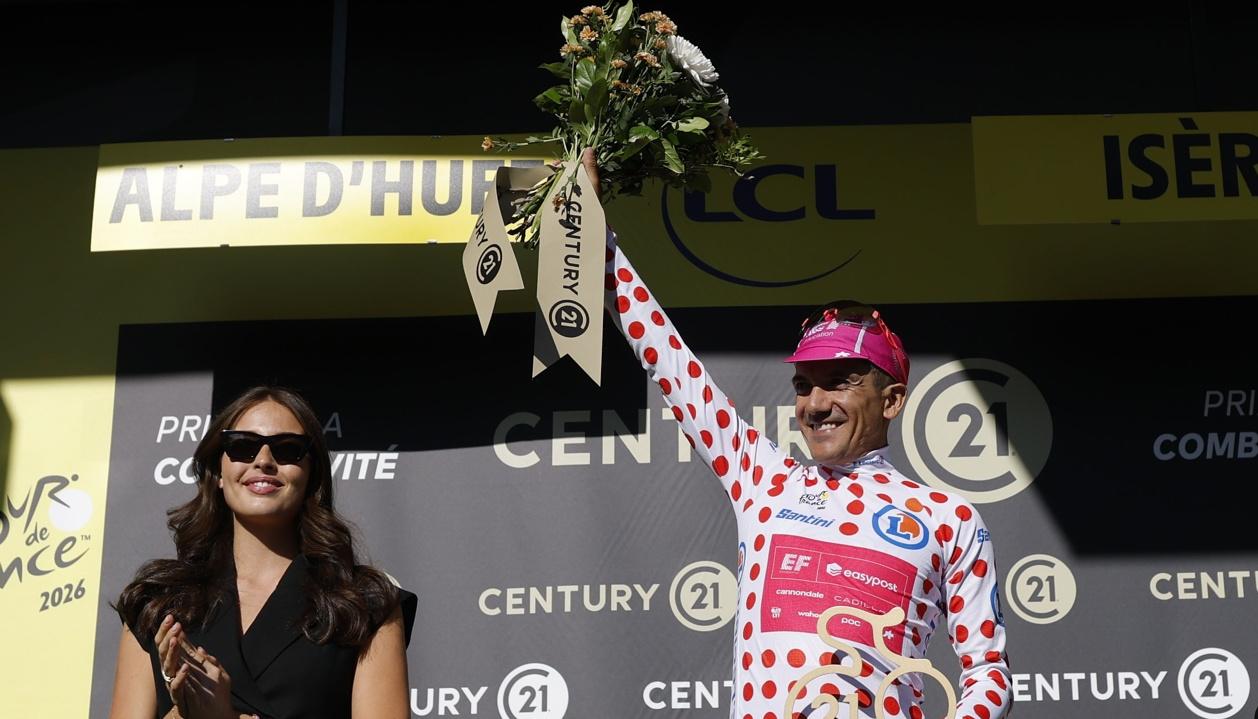 El ecuatoriano Richard Carapaz se apoderó de la camiseta de puntos rojos en la etapa con final en Alpe d'Huez.