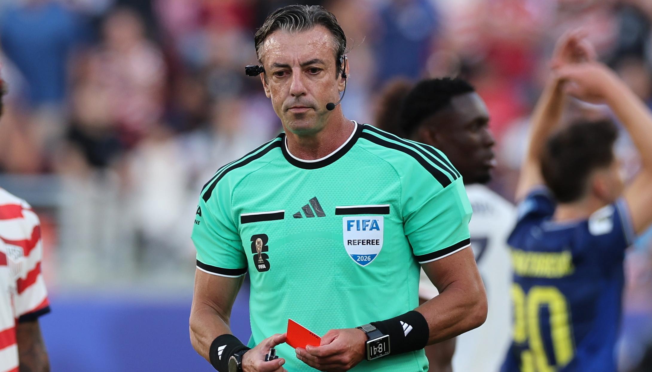 Raphael Claus, árbitro brasileño del partido Estados Unidos y Bosnia Herzegovina.