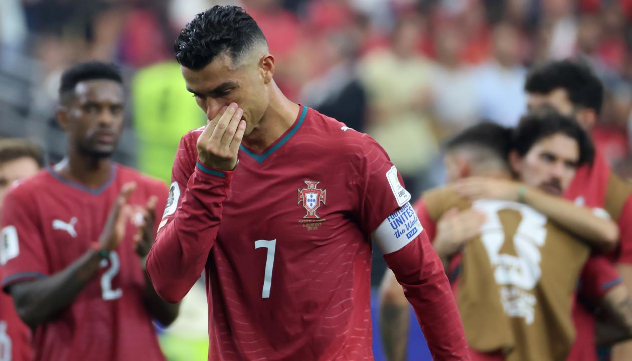 Cristiano Ronaldo, cabizbajo tras la eliminación de Portugal a manos de España. 