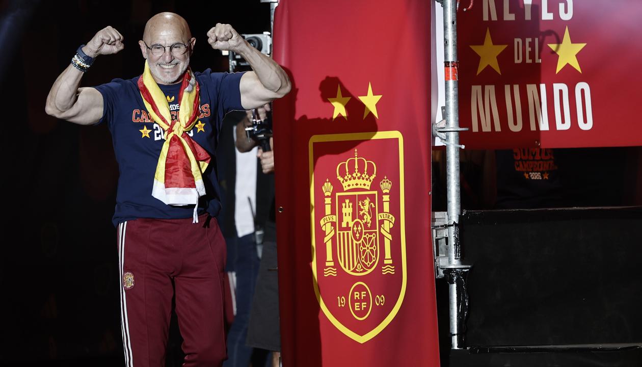 Luis De la Fuente celebrando el título de España en la plaza de Cibeles.