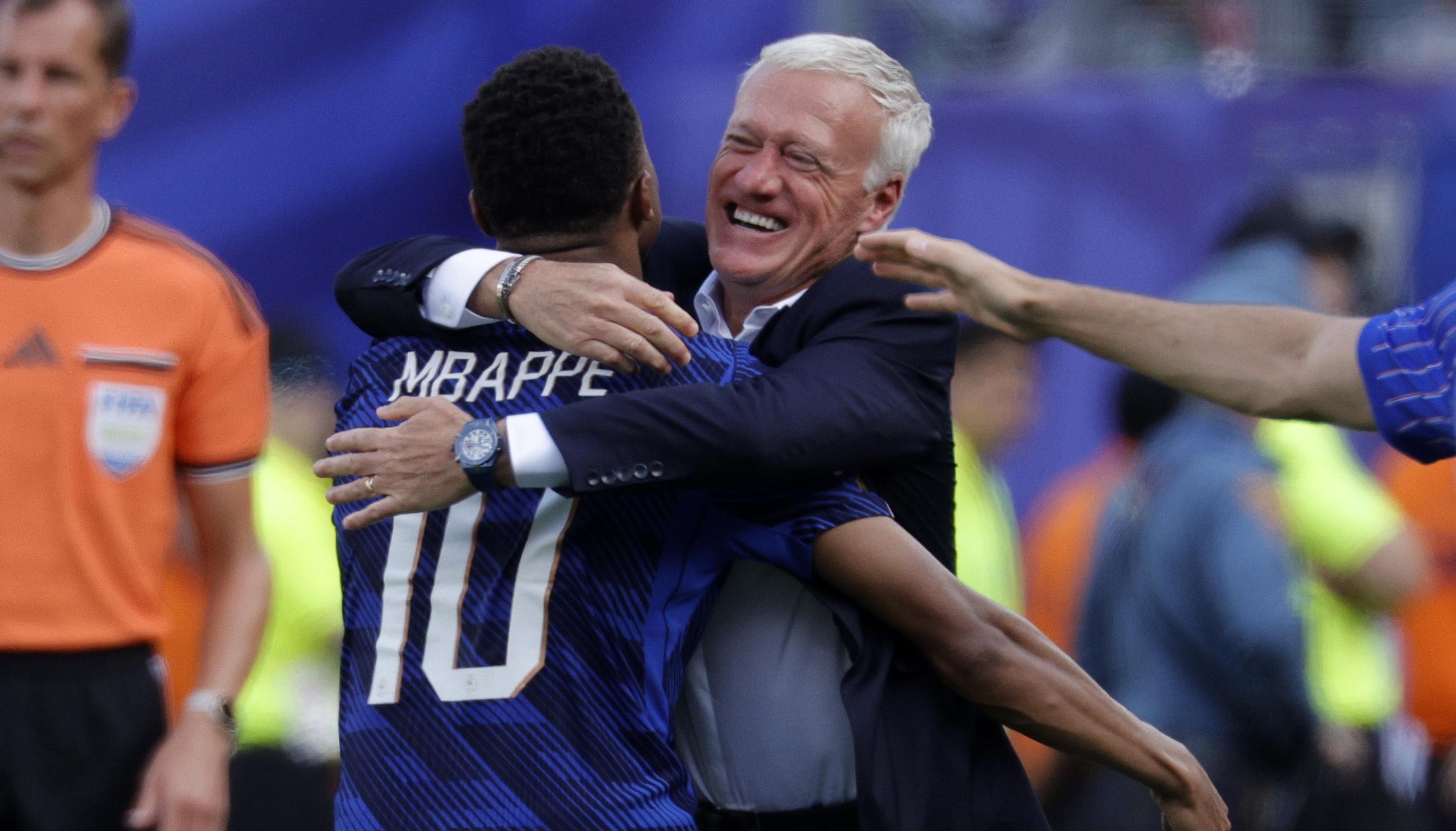 Didier Deschamps festeja un gol de Francia con Kylian Mbappé.