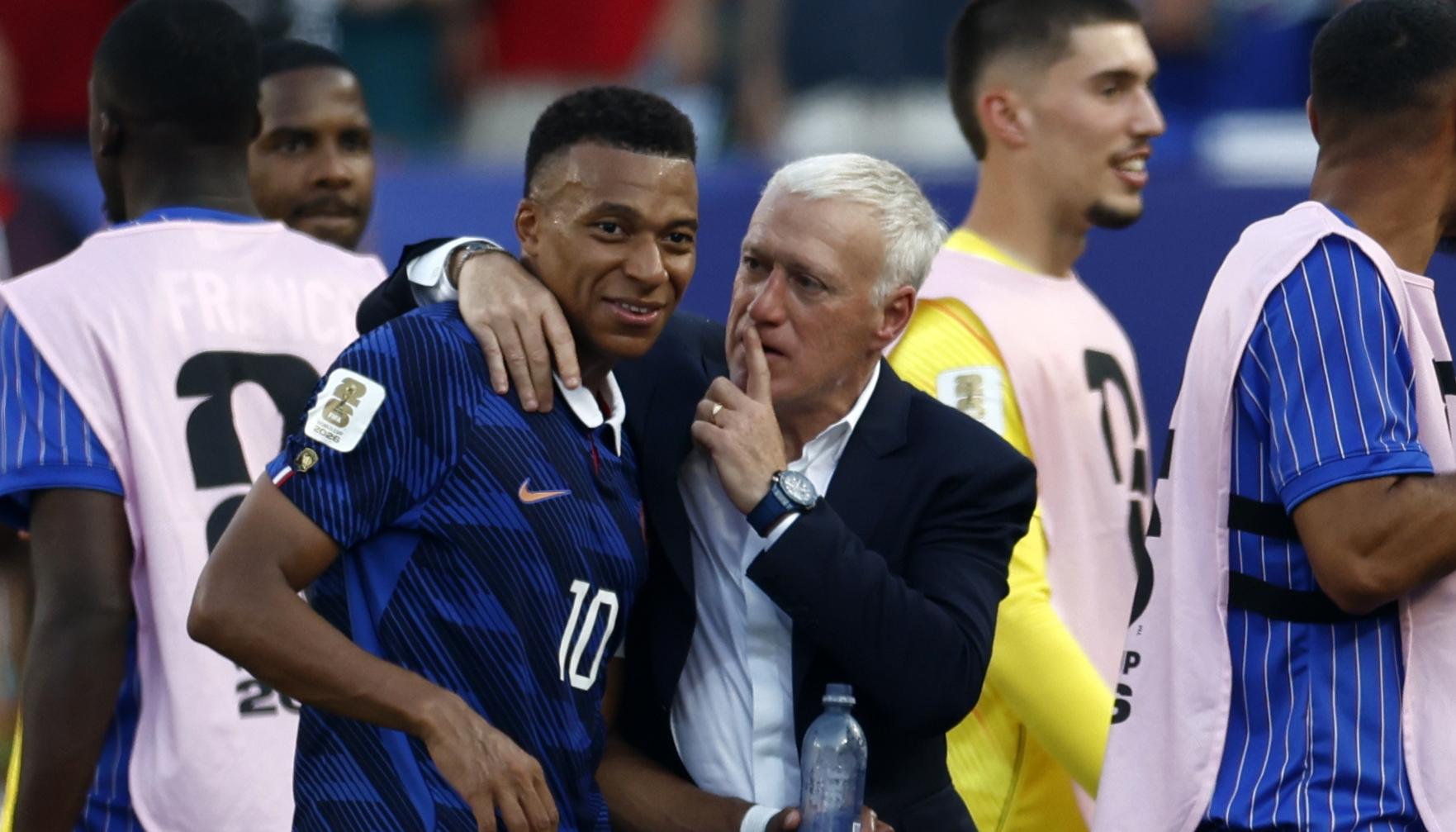 Didier Deschamps, técnico de Francia, con el atacante Kylian Mbappé.
