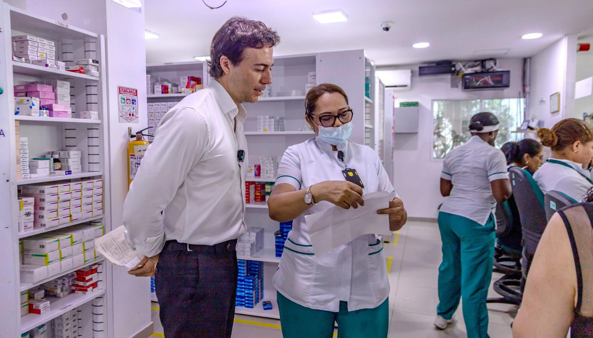 Superintendente Daniel Quintero durante una inspección a un dispensario.