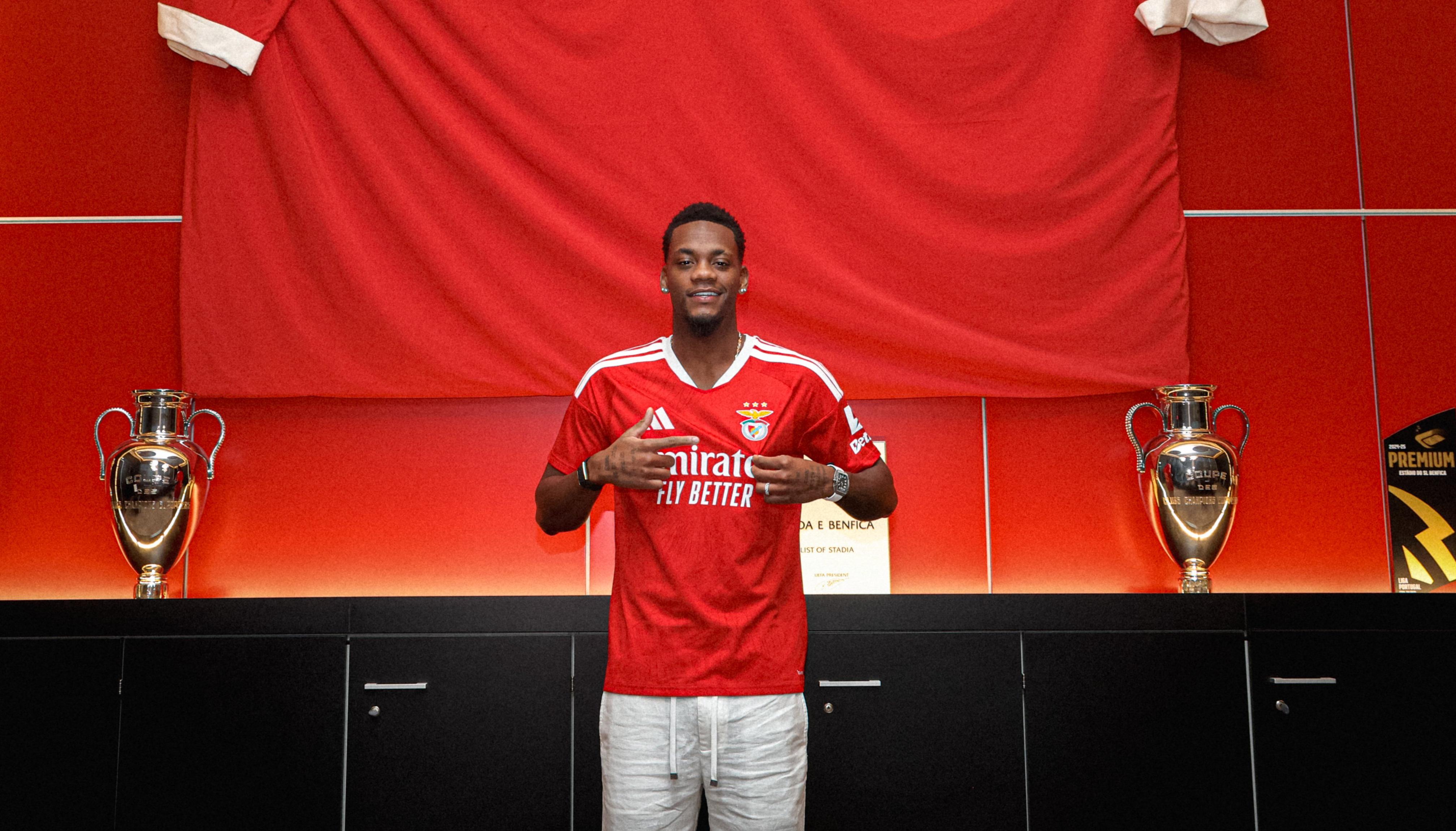 Jhon Jáder Durán en la sala de trofeos de su nuevo club.