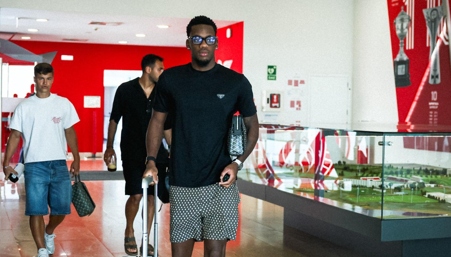 Jhon Jáder Durán a su arribo al Benfica Campus. 