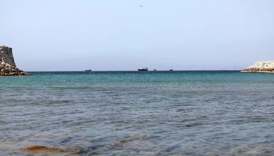 Algunos barcos transitando por el estrecho de Ormuz.