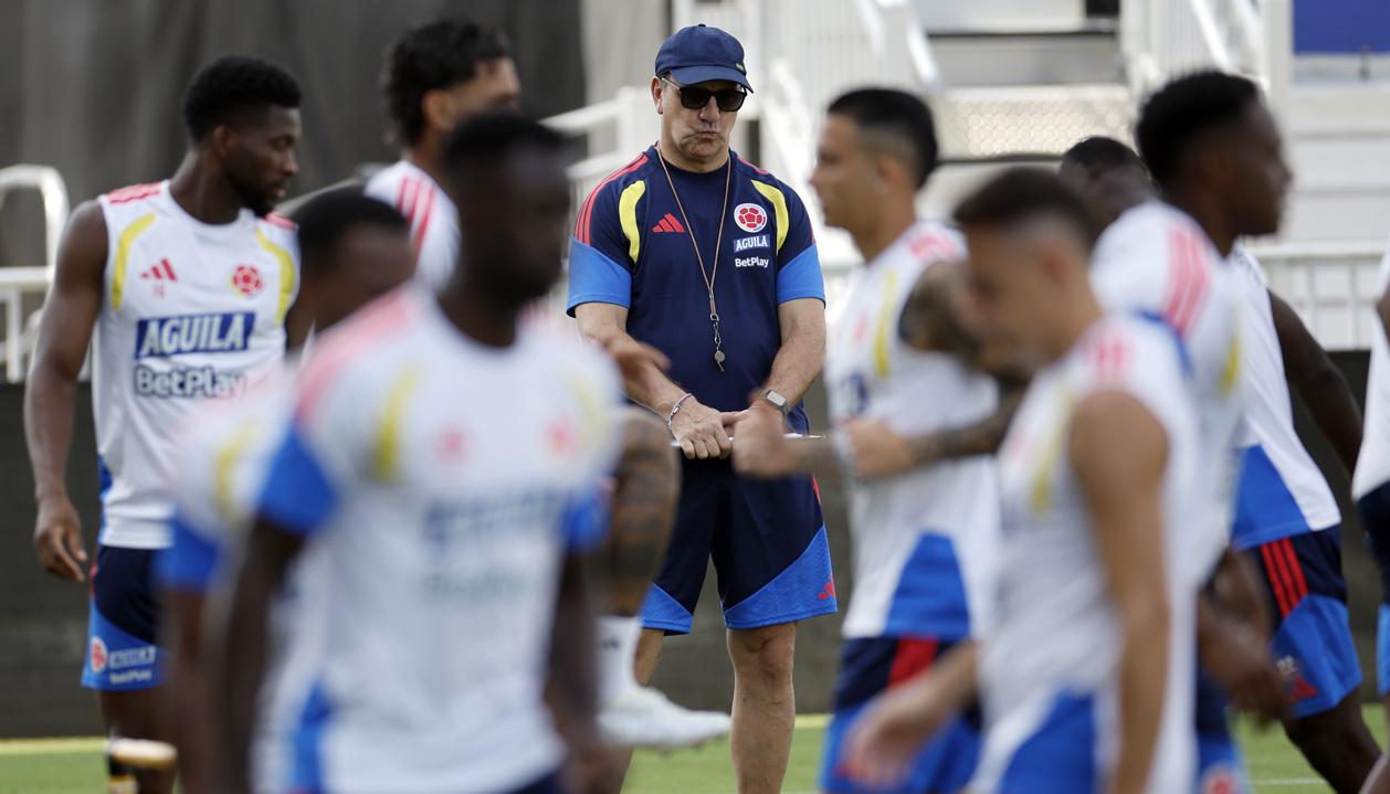 Néstor Lorenzo durante el entrenamiento de Colombia este miércoles en la sede del Inter Miami en Fort Lauderdale.