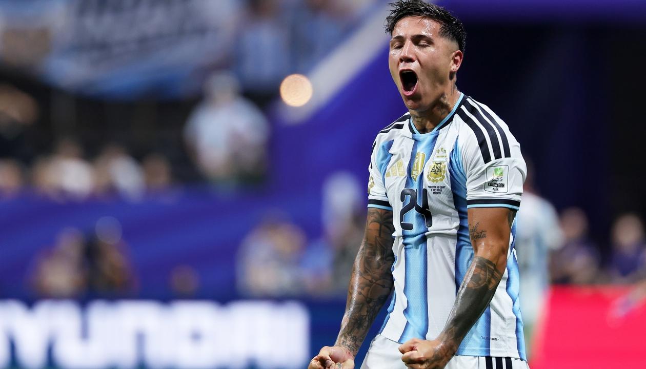Enzo Fernández celebra tras marcar el gol de la victoria de Argentina. 