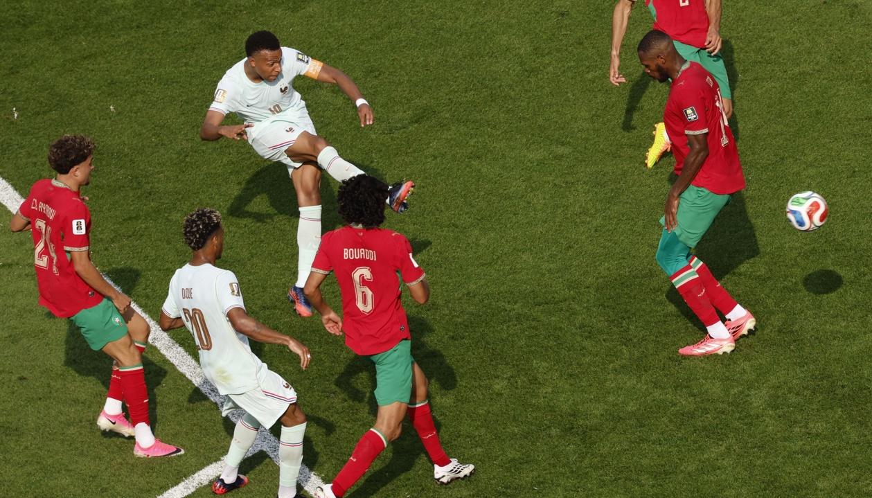 El remate de Kylian Mbappé que significó el primer gol de Francia.