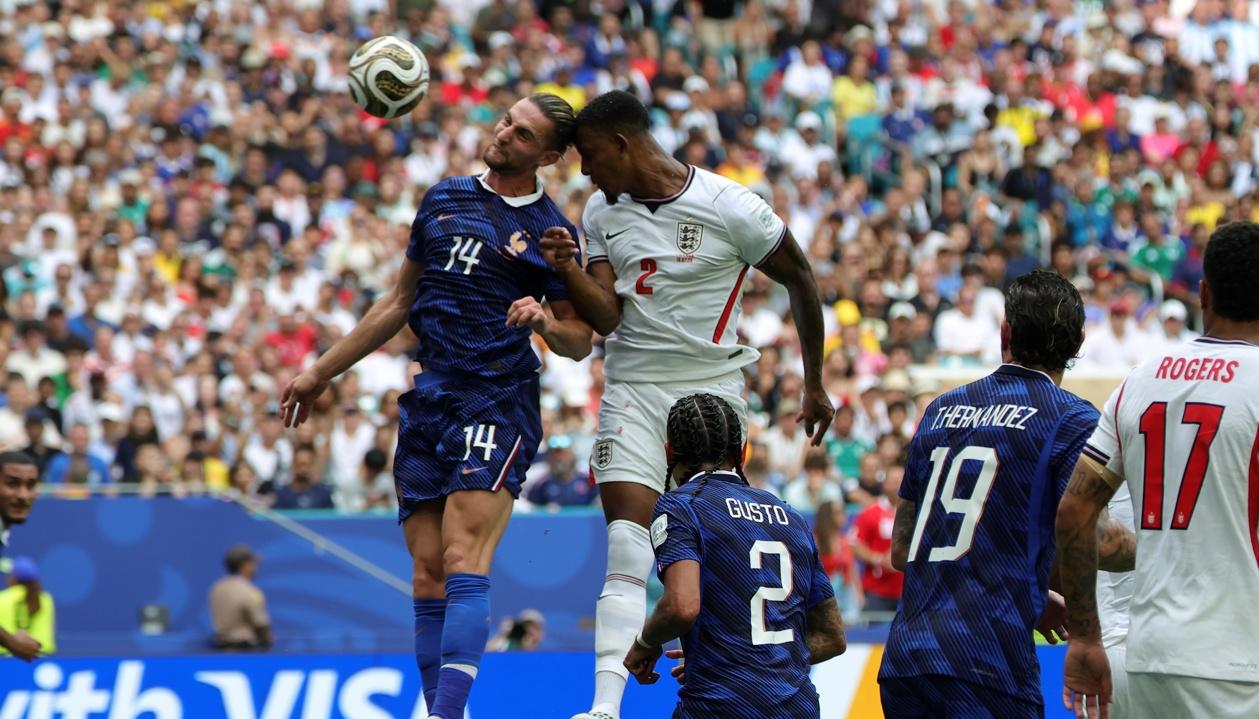 Ezri Konsa marca de cabeza el segundo gol de Inglaterra ante Francia. 